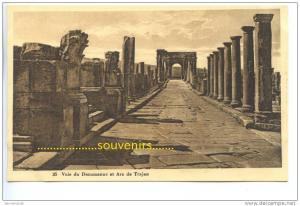 CPA   ALGERIE  TIMGAD  Voie du Decumanus et Arc de Trajan - ** prix nets **