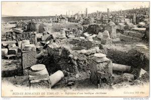 NE MANQUEZ PAS CPA RUINES ROMAINES DE TIMGAD - BAPTISTERE D'UNE BASILIQUE CHRETIENNE