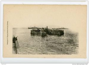 TARENTE - Embarquement des Troupes à Tarente - A droite le Timgad, à gauche le Duc d´Aumale - trés animée