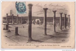 TIMGAD Ruines romaines vue prise a l angle des Portiques Nord et Est