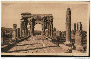 carte sépia TIMGAD.  8.  Voie du Decumanus et ARC de TRAJAN.