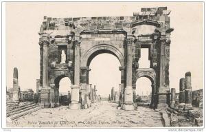 RUINES ROMAINES DE TIMGAD  ARC DE TRAJAN COTE OUEST
