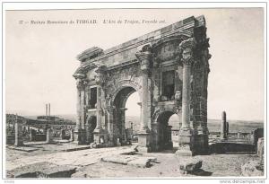 RUINES ROMAINES DE TIMGAD  ARC DE TRAJAN COTE EST