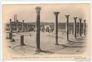 RUINES ROMAINES DE TIMGAD  LE MARCHE VUE PRISE A L'ANGLE DES PORTIQUES NORD ET EST