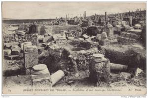 ALGERIE - RUINES ROMAINES DE TIMGAD / BAPTISTERE D'UNE BASILIQUE CHRETIENNE