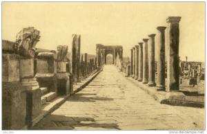 Timgad .   Décumanus et Arc de Trajan .    BELLE  HELIOGRAVURE  SEPIA .