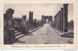 Algérie Timgad - Près de Batna, voie de decumanus et l´arc de Trajan