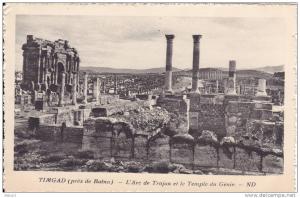 Algérie Timgad - Près de Batna, l´arc de Trajan et le temple du génie
