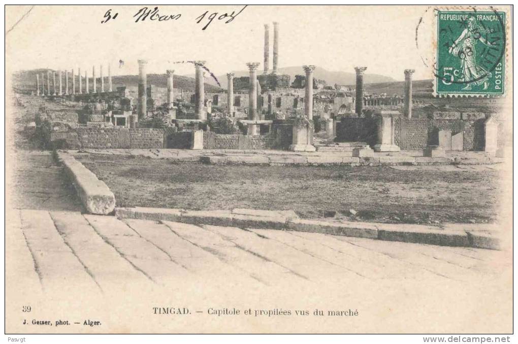TIMGAD CAPITOLE ET PROPILEES VUS DU MARCHE