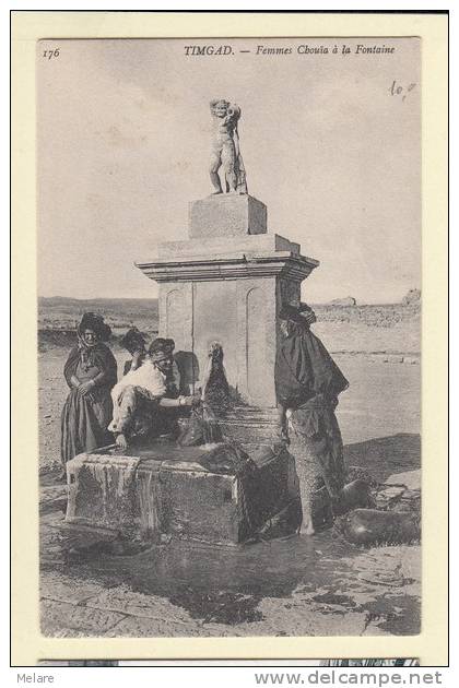 ALGERIE TIMGAD femmes chouia à la fontaine