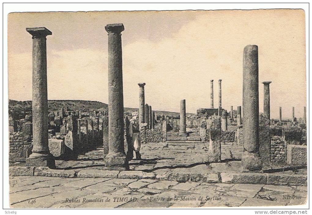 RUINES ROMAINES DE TIMGAD  ENTREE DE LA MAISON DE SERTIUS