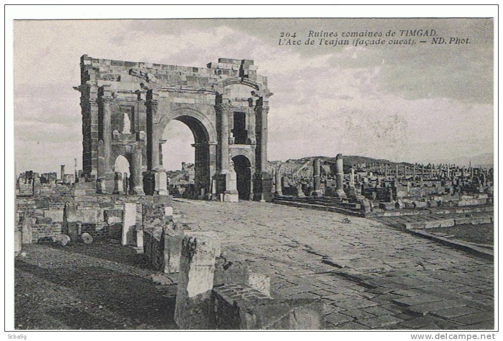 RUINES ROMAINES DE TIMGAD  ARC DE TRAJAN FACADE OUEST