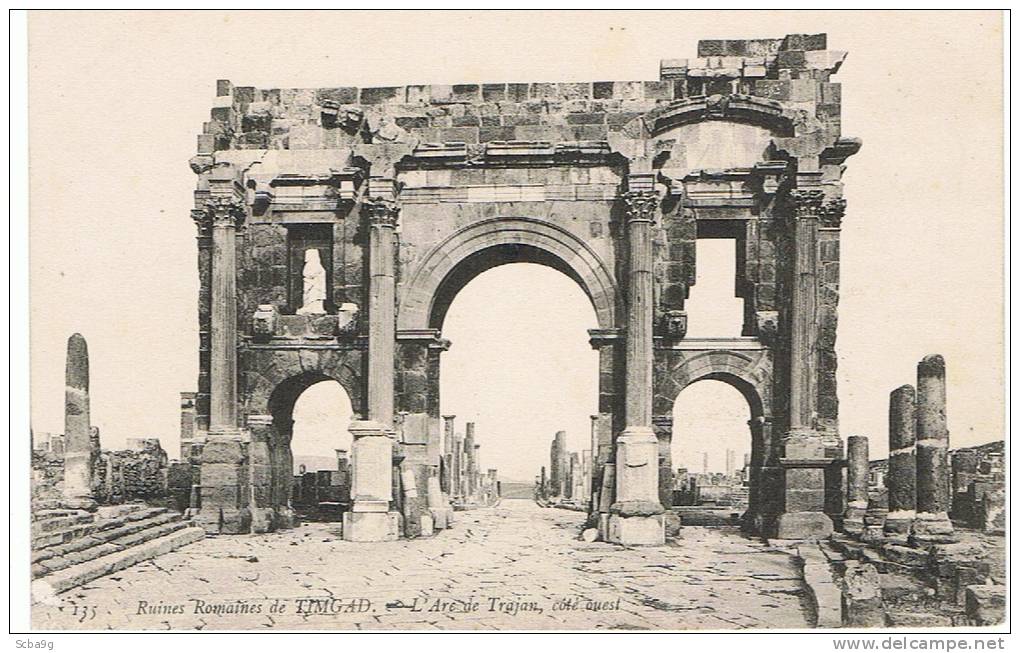 RUINES ROMAINES DE TIMGAD  ARC DE TRAJAN COTE OUEST