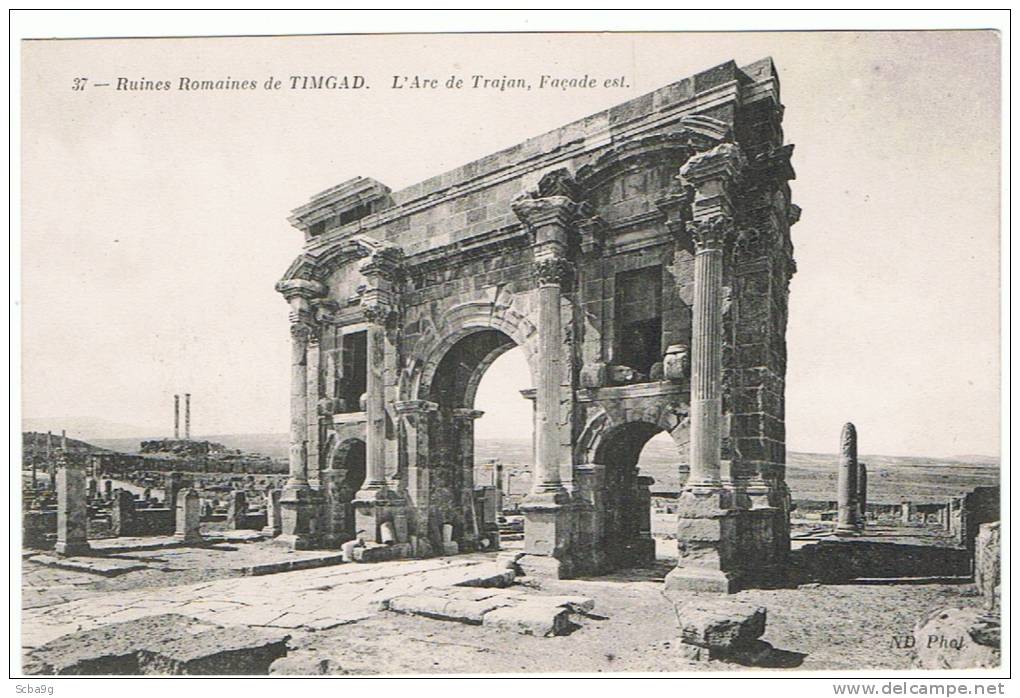 RUINES ROMAINES DE TIMGAD  ARC DE TRAJAN COTE EST