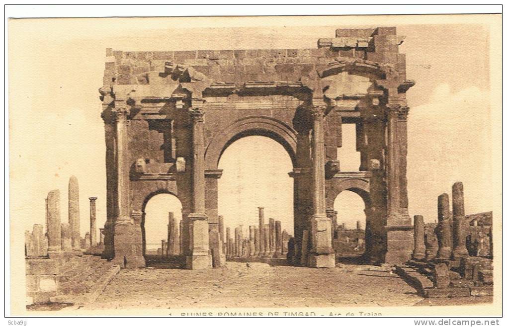 RUINES ROMAINES DE TIMGAD  ARC DE TRAJAN