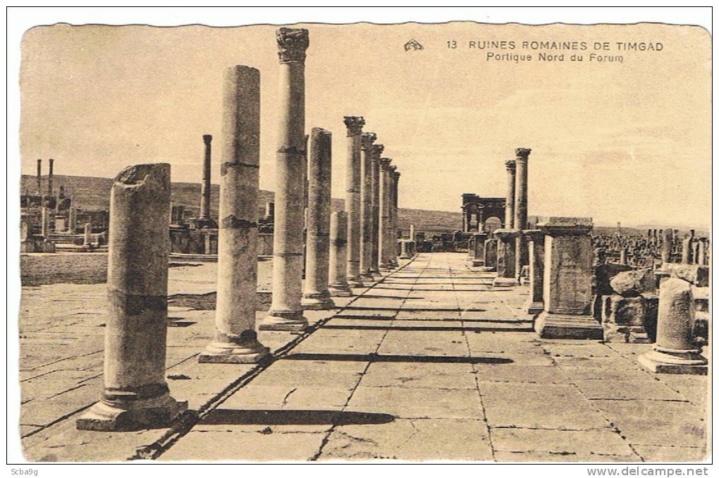 RUINES ROMAINES DE TIMGAD  PORTIQUE NORD DU FORUM