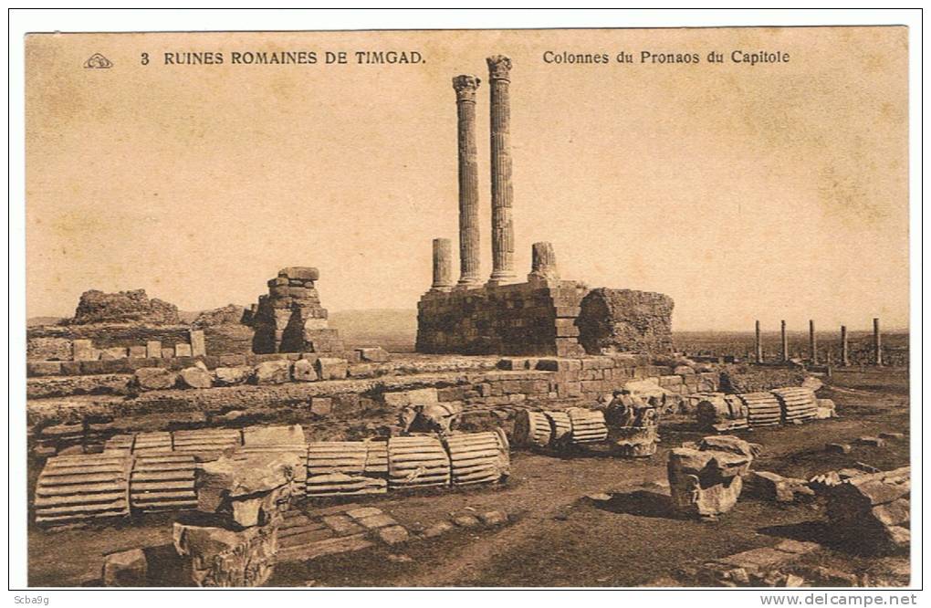 RUINES ROMAINES DE TIMGAD COLONNES DE PRONAOS DU CAPITOLE