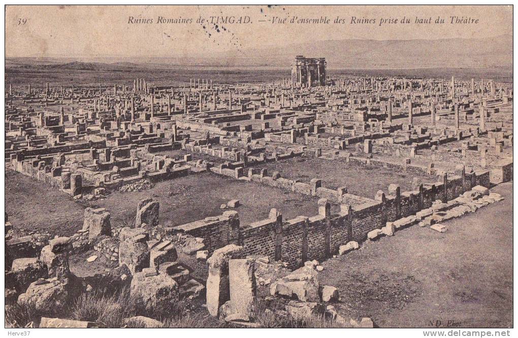 Ruines Romaines de TIMGAD vue d'ensemble des ruines prise du haut du théatre
