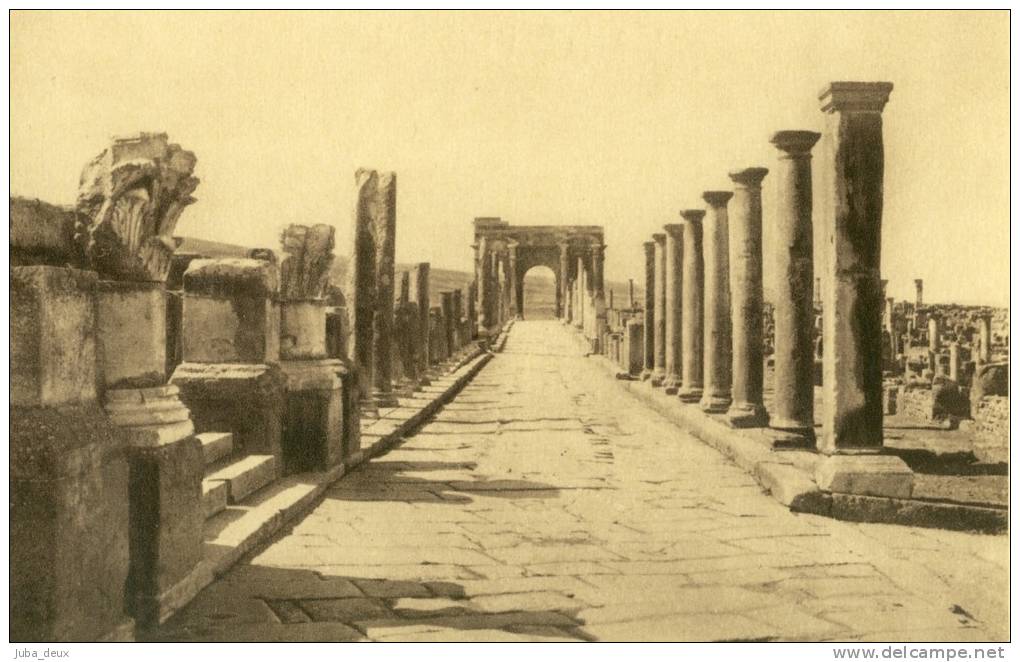 Timgad .   Décumanus et Arc de Trajan .    BELLE  HELIOGRAVURE  SEPIA .