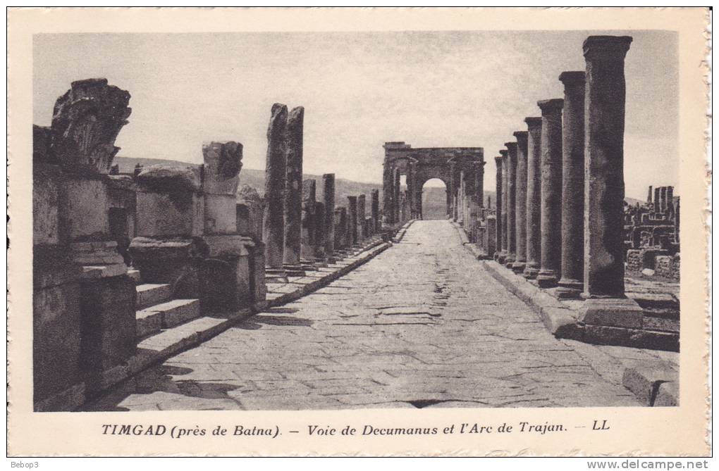 Algérie Timgad - Près de Batna, voie de decumanus et l´arc de Trajan