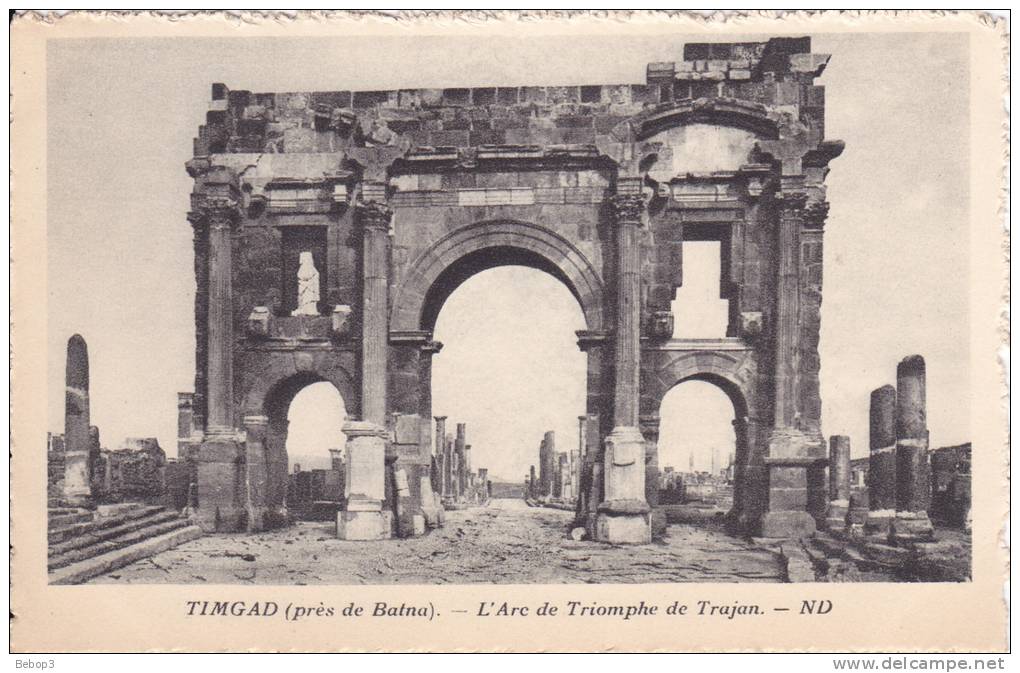 Algérie Timgad - Près de Batna, l´arc de triomphe de Trajan