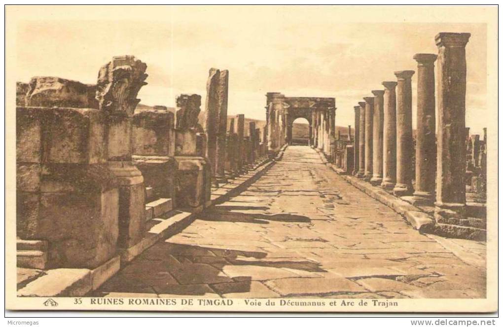 Ruines romaines de TIMGAD - Voie du Decumanus et Arc de Trajan