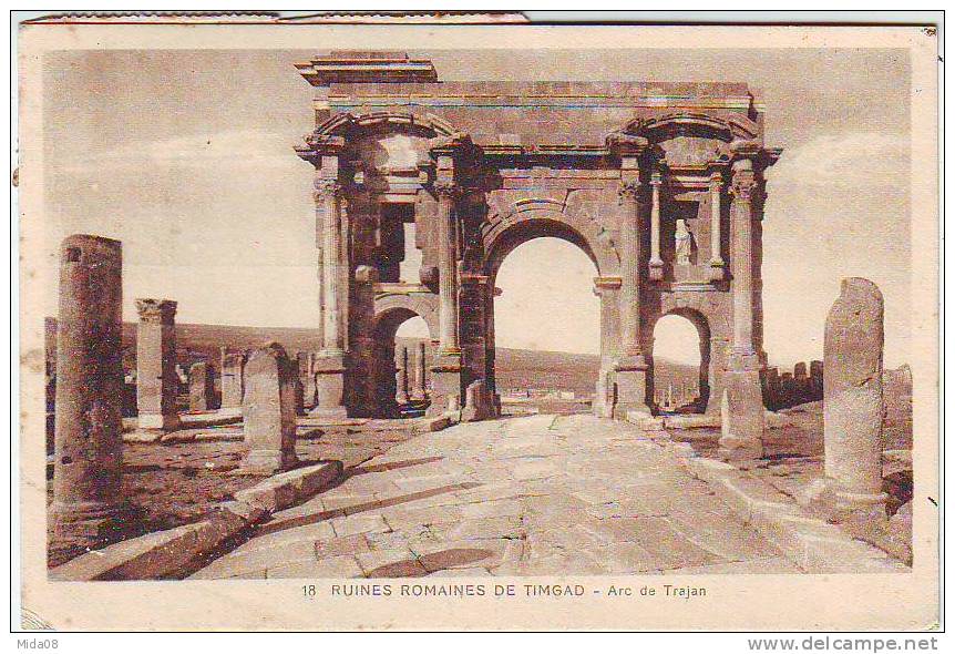 RUINES ROMAINES DE TIMGAD . ARC DE TRAJAN.