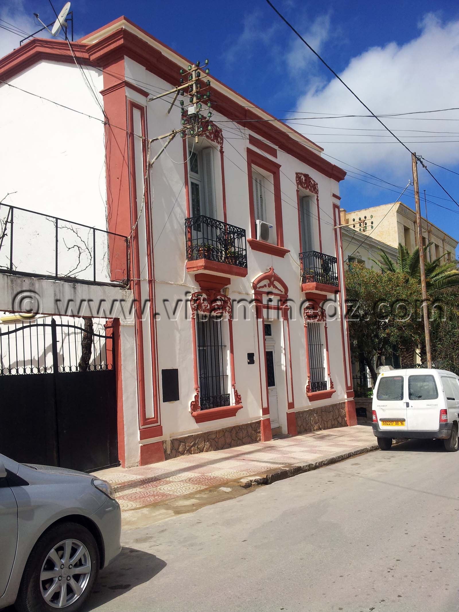 Rues de Tlemcen  Villa à Rue Dr Tidjani Damerdji, Fekharine