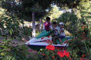 Enfants jouant dans un espace vert de Hammam Boughrara