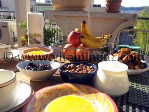 Un bon petit déjeuner à base de dattes, noisettes ...