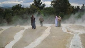 Visiteurs au milieux des eaux chaude