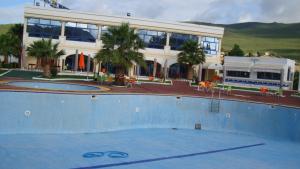 La washingtonia entre piscines, résidences et rest...