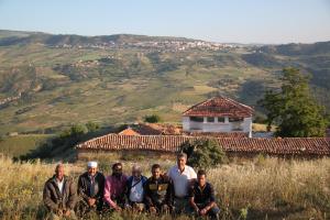 صورة تذكارية أمام زاوية وزرةللشيخ بن عيسى