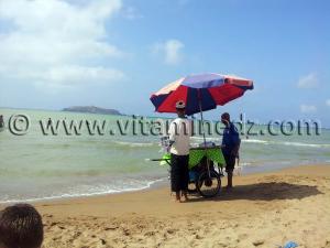 Vendeurs de barbe à papa à la plage de Siga