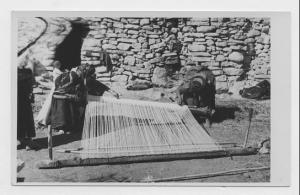 Mise en place des fils de chaîne sur métier à tisser vertical