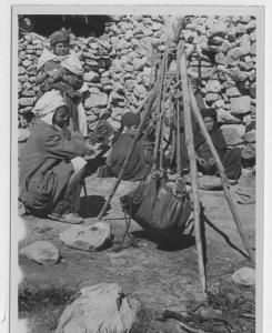 Outre à eau suspendue à son trépied