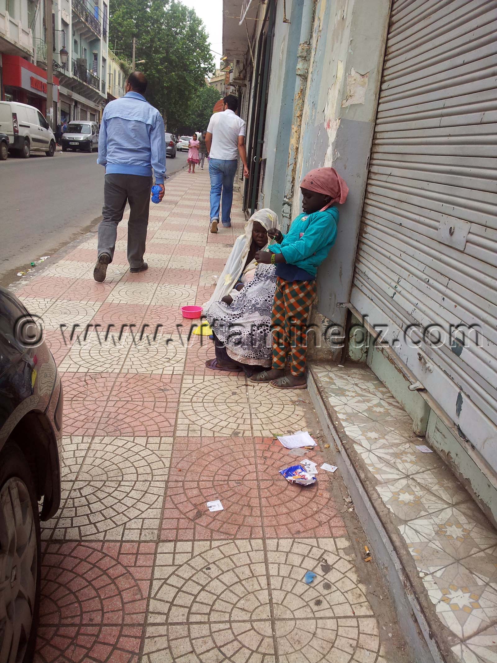 Refugiés maliens quémendants sur les trottoirs de Tlemcen