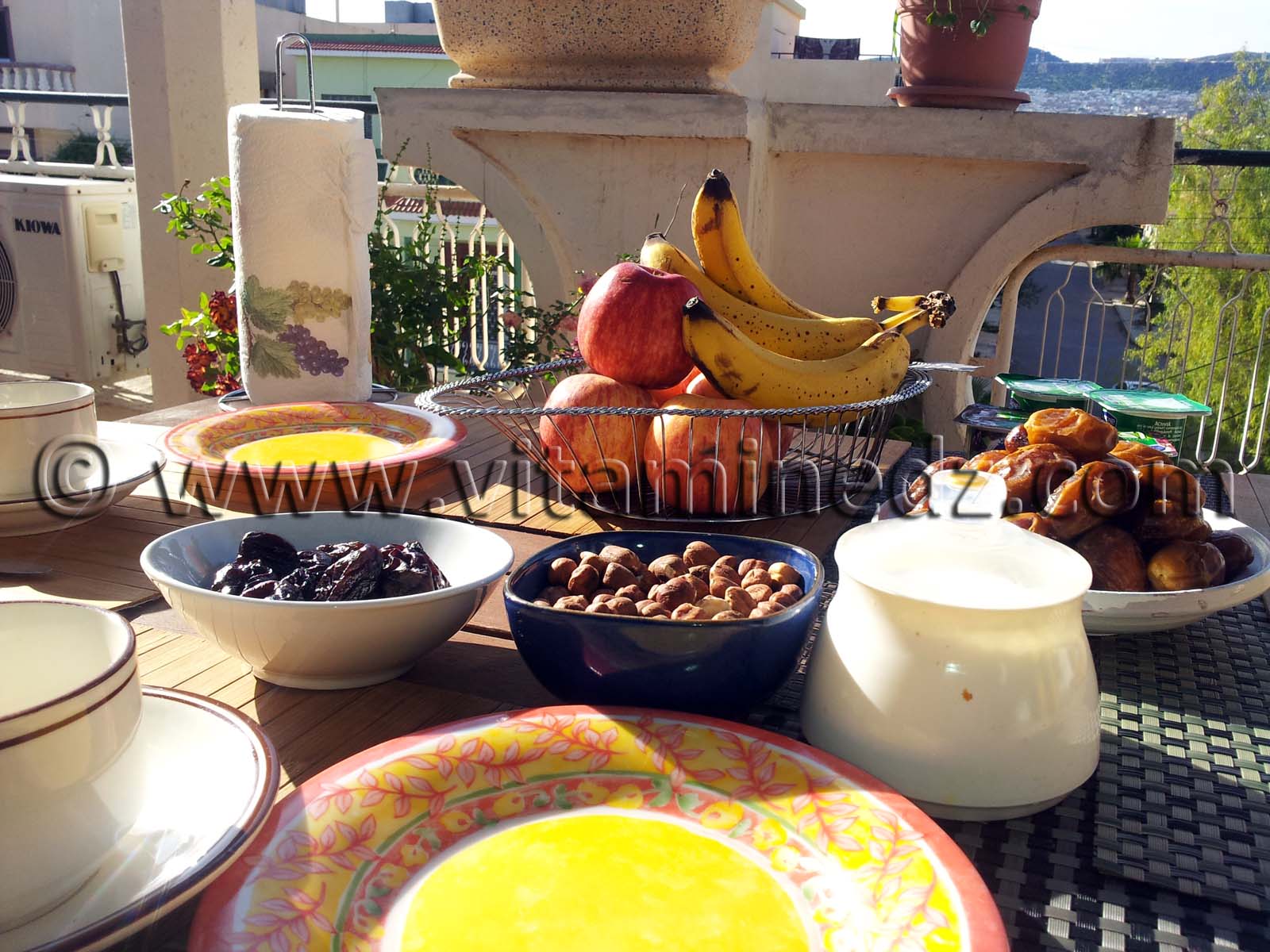 Un bon petit déjeuner à base de dattes, noisettes ...