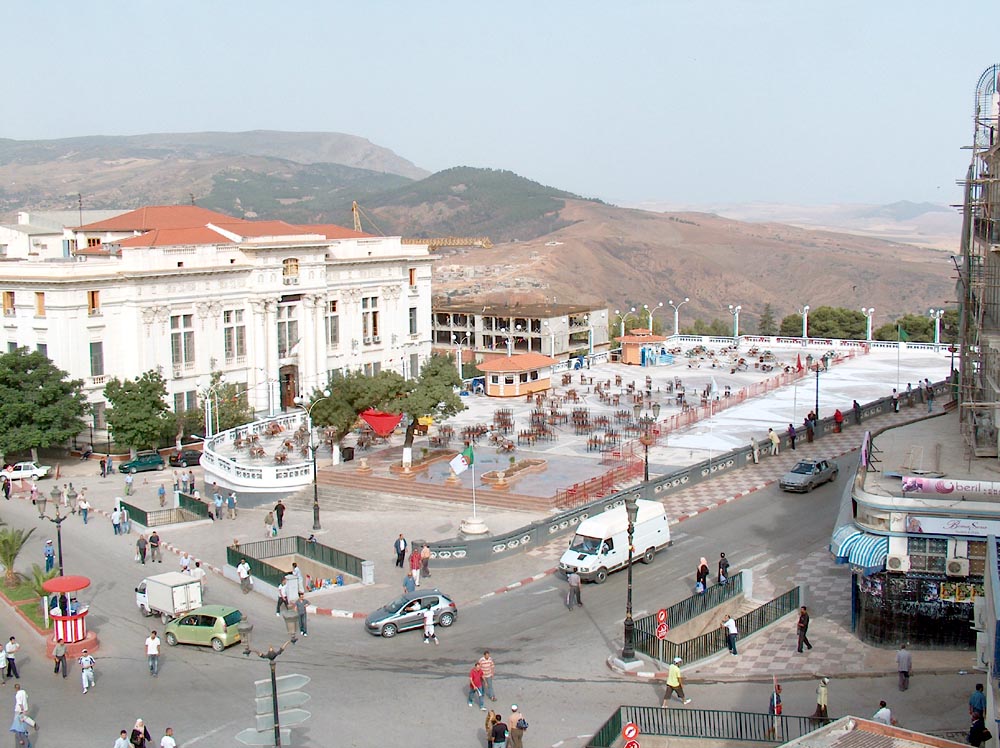 Constantine - Esplanade du 1er novembre (Ex-La Brèche):  Une vitrine ternie et clochardisée