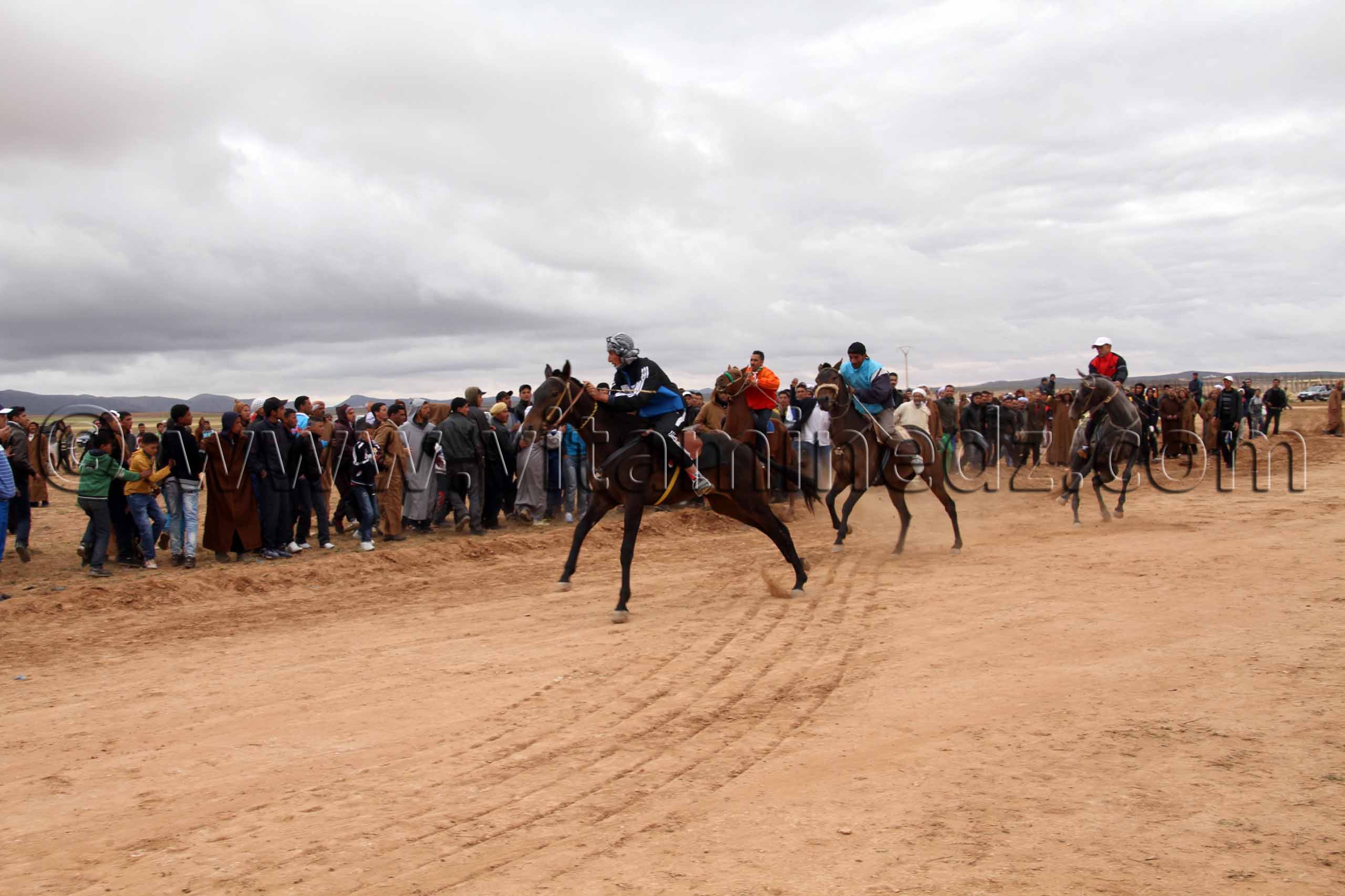 Faux depart courses des chevaux Tlemcen  Waada de Magoura, commune d'El Bouihi, et course hippique organisée en parallèle