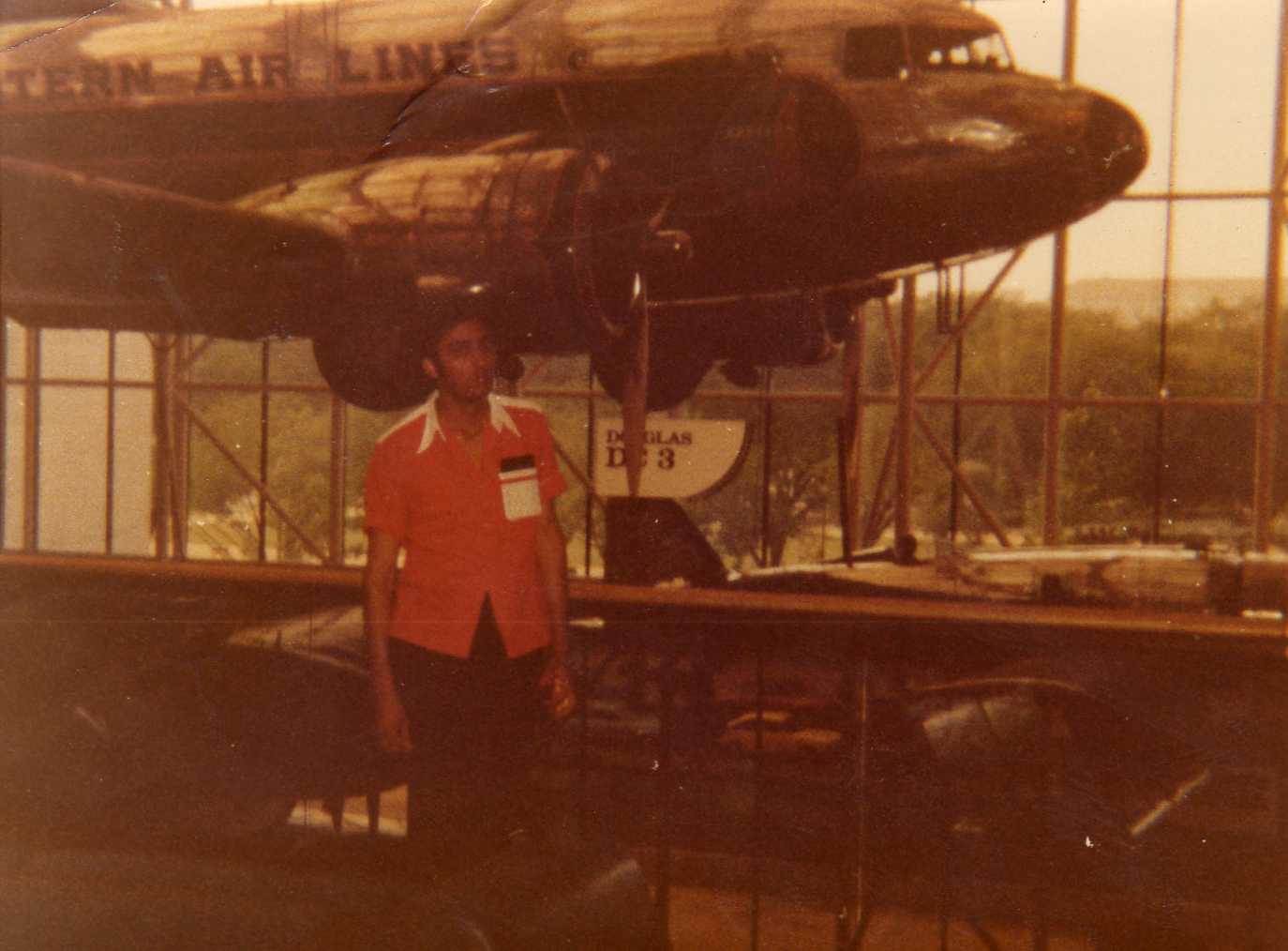 ENA 11eme promo: Sous un dc3 USA:musée de l'air et de l'espace de Washington!