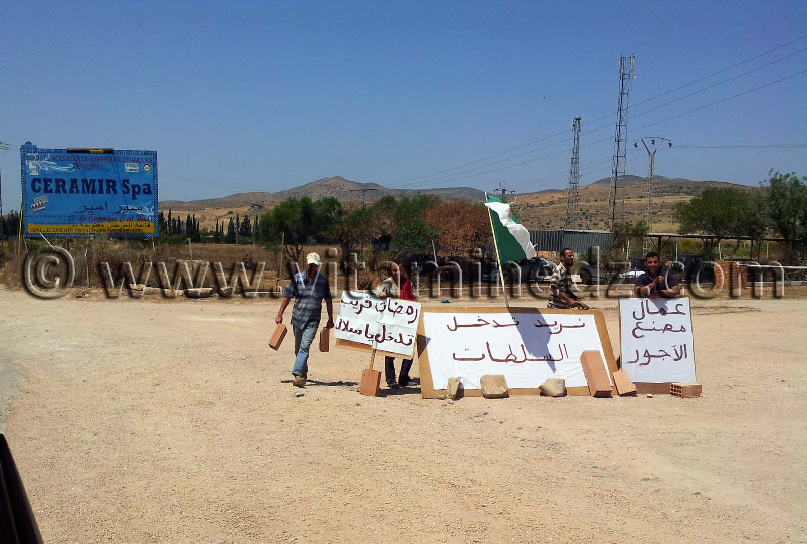 Employés de la briquetterie de REMCHI reclamant l'intervention du chef de gouvernement