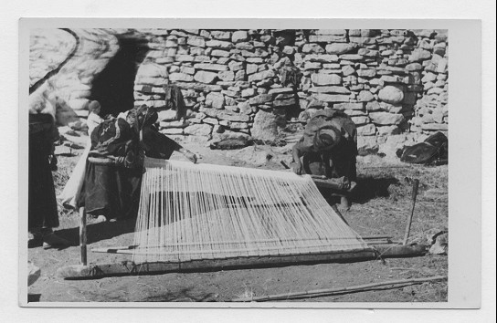 Mise en place des fils de chaîne sur métier à tisser vertical