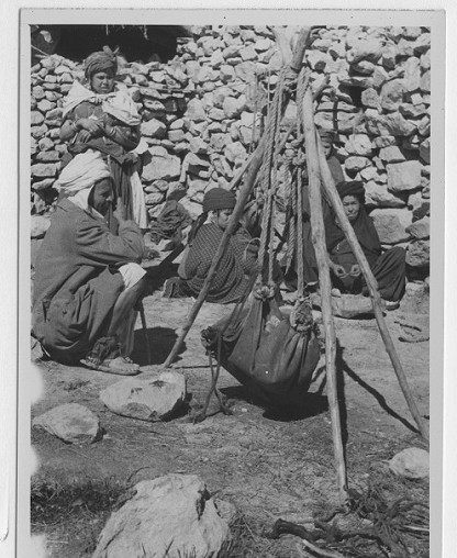 Outre à eau suspendue à son trépied