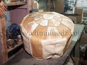 Artisanat à Tlemcen (Pouf-coussin) maroquinerie, baboucherie, sellerie