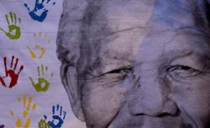 Afrique - Mandela sourit et fête ses 95 ans à l'hôpital en famille