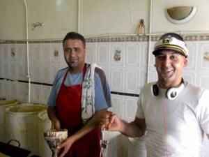 Boufarik - Fabriquant de Zlabia depuis… un siècle! Une famille en… miel