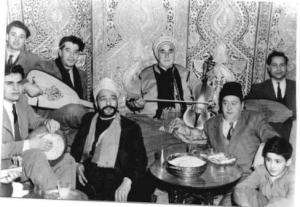Mustapha Senouci Bereksi (en haut à droite), dans l'orchestre de Cheikh Larbi (au violon)