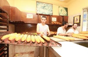 Tighennif - Les boulangers mettent la main à la pâte