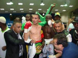 دحو جمال بطلا العالم في الملاكمة WBC في الجولة الثالثة بالضربة القاضية